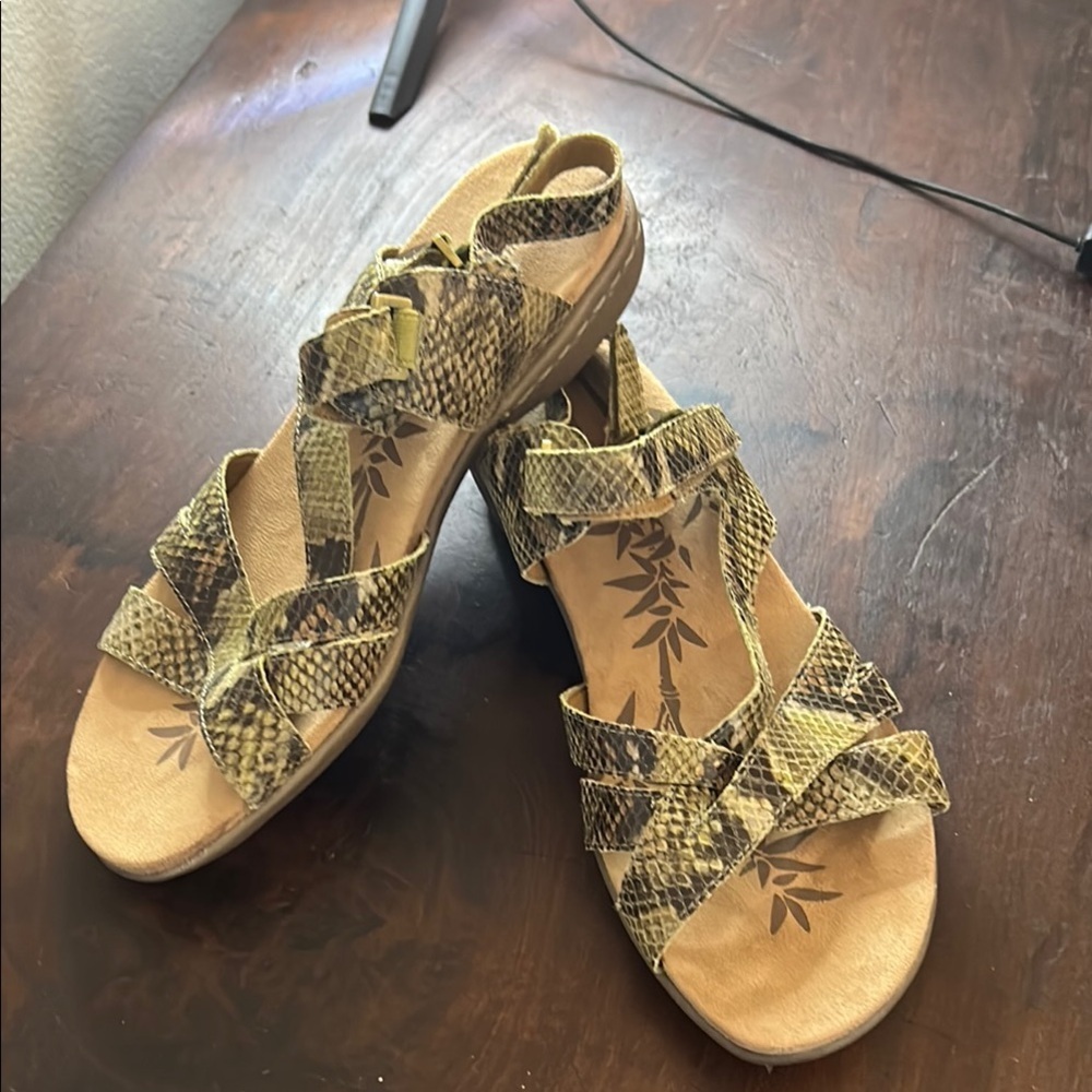 Easy Spirit Tan Snakeskin look Sandals with Criss Cross Straps Sz 10